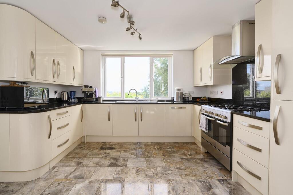 Kitchen 01.jpg