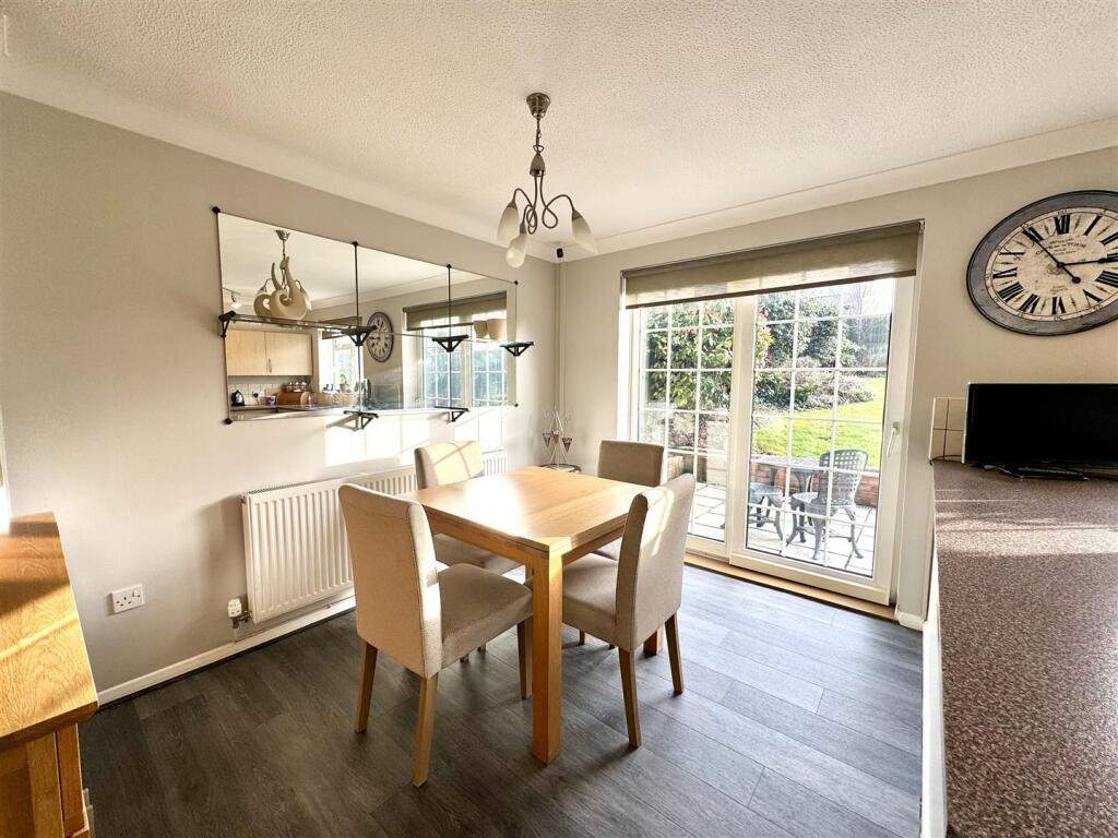 OPEN PLAN KITCHEN/DINING ROOM