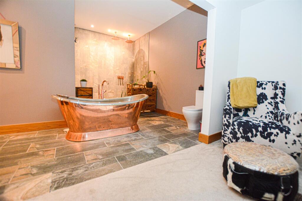 bed 1 ensuite alt.jpg