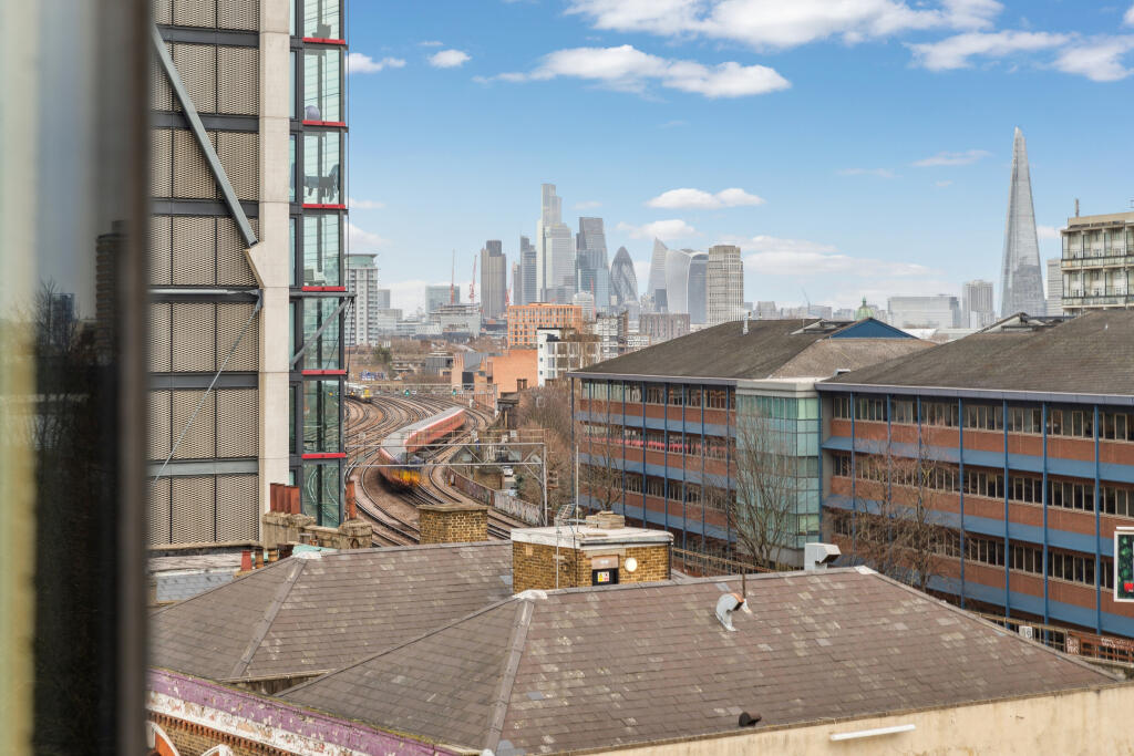 Flat 22, Peninsula Heights, 93 Albert Embankment, Vauxhall, London, SE1 7TY