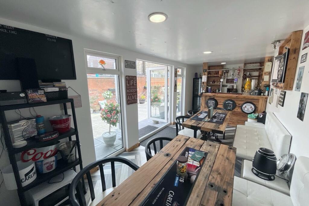 garden room/bar