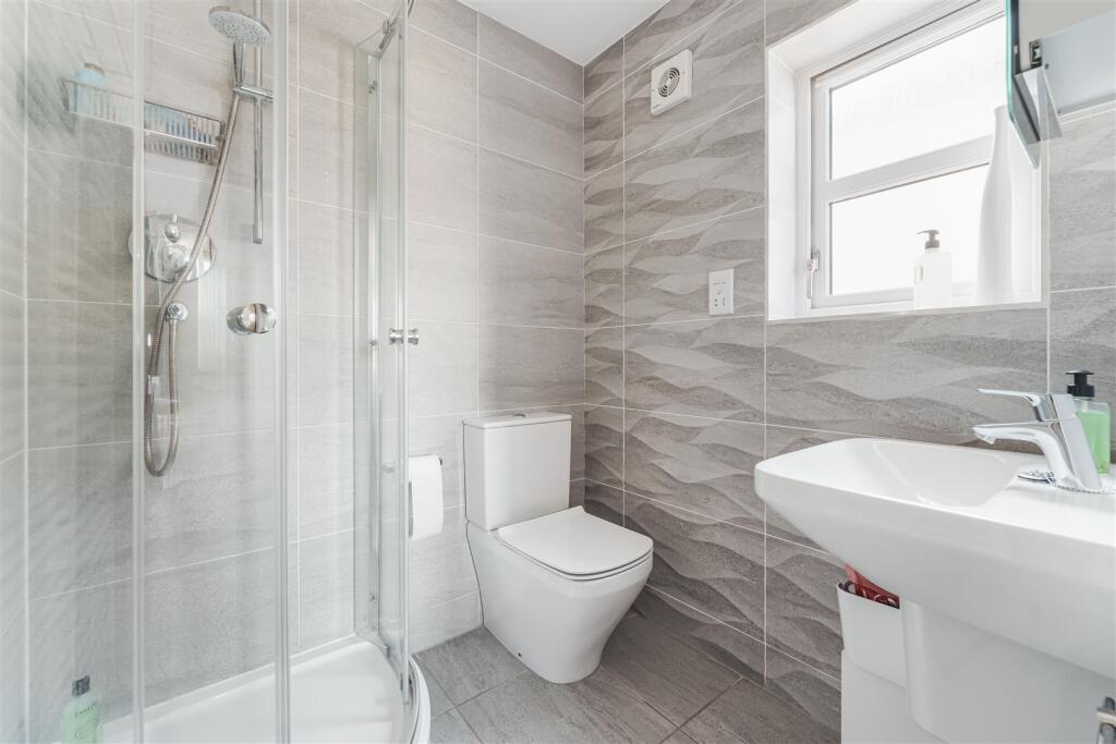 6 - ensuite.jpg