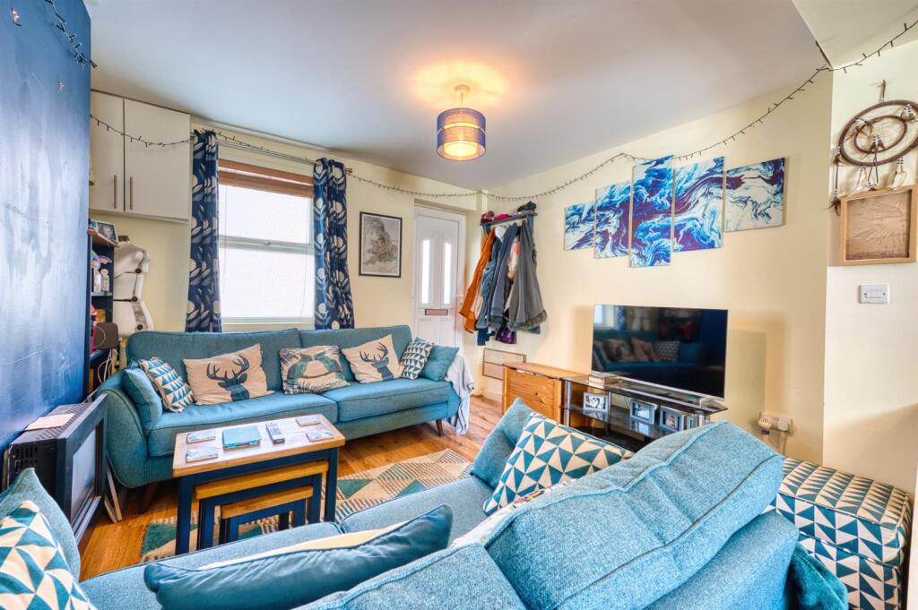 Lounge to front door.jpg