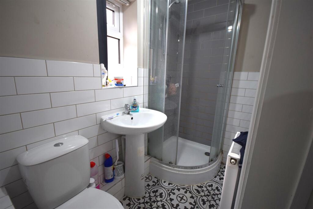 SHOWER ROOM ENSUITE