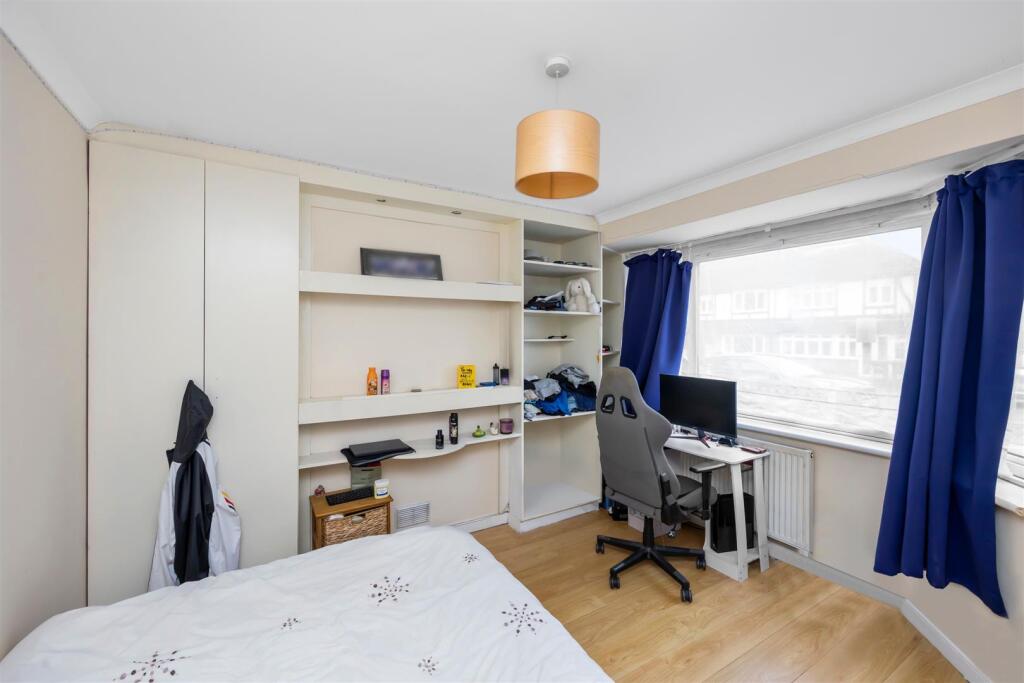 Rowan Avenue 15 BEDROOM CREAM DESK.jpeg