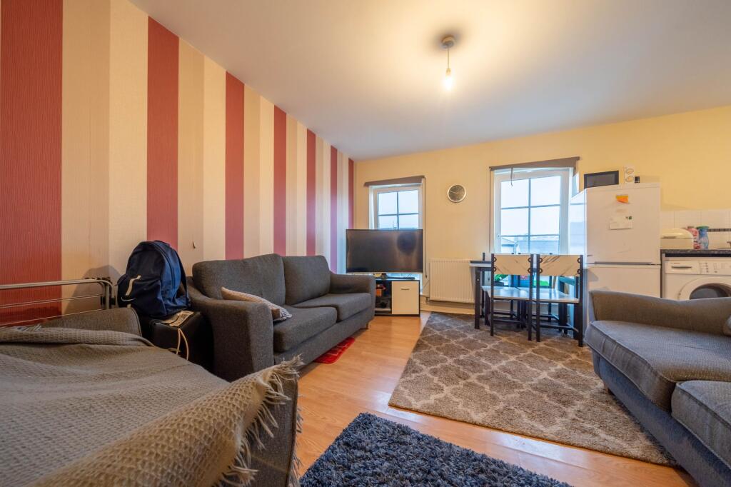 OPEN PLAN LIVING AREA