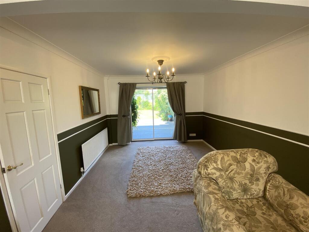 Open Plan Lounge / Diner