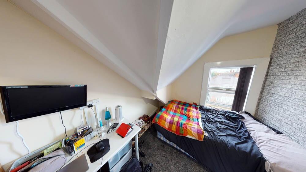 Cozy bedroom featuring a comfortable single bed...