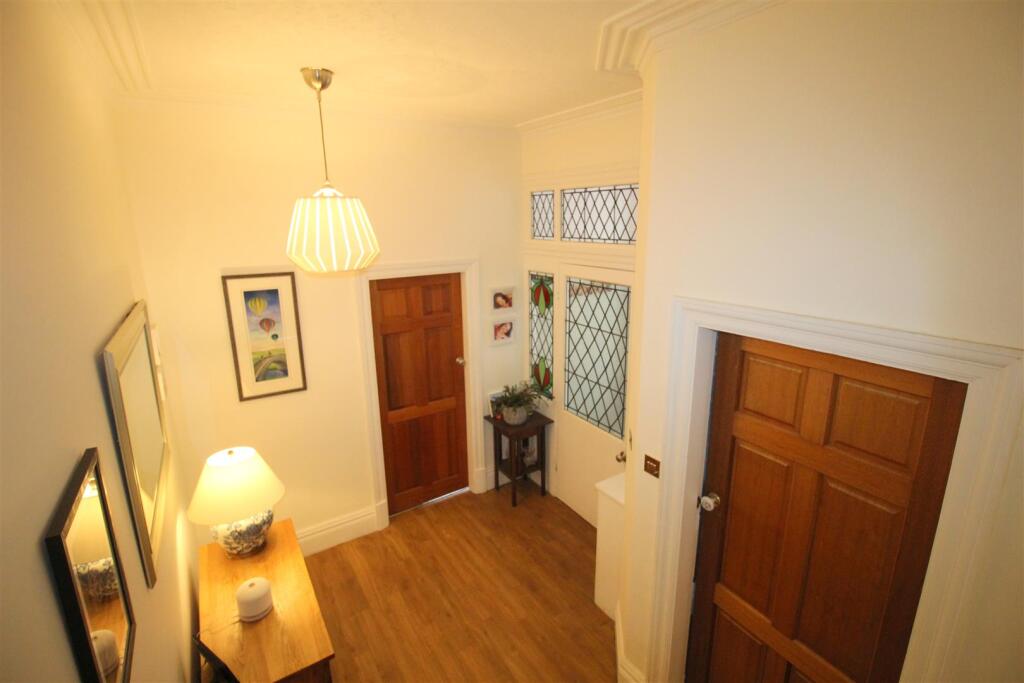 St Leonards Road West, Entrance Hall 2.JPG