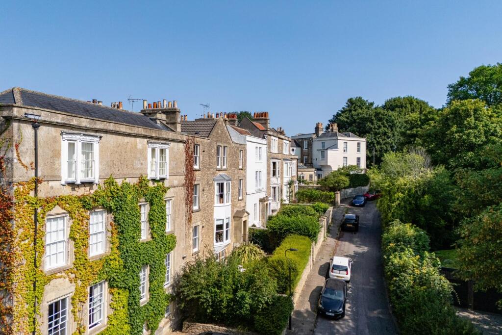 Flat 1 7 Mount Beacon BA1 5QP-17.jpg