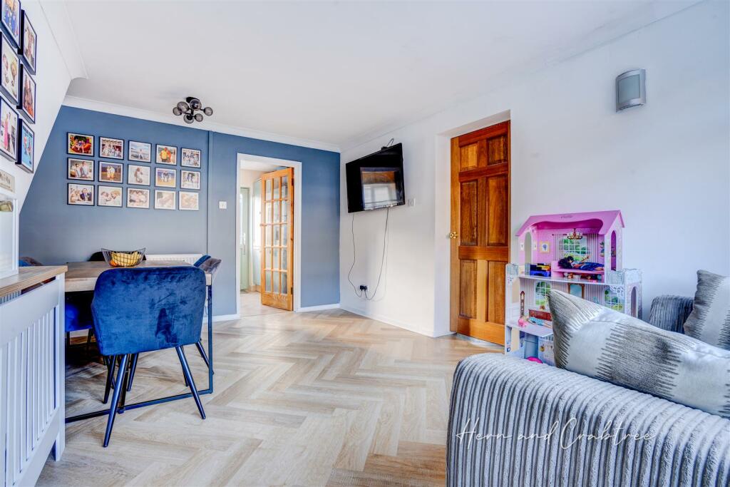 Kennington Close, Thornhill, HernCrabtree (1).jpg