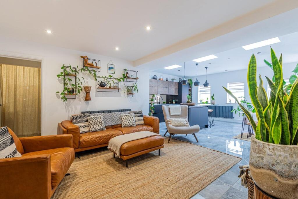 Lounge Kitchen