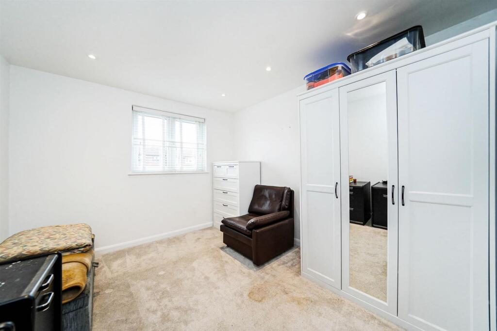 21 Ashingdon Close-2_web.jpg