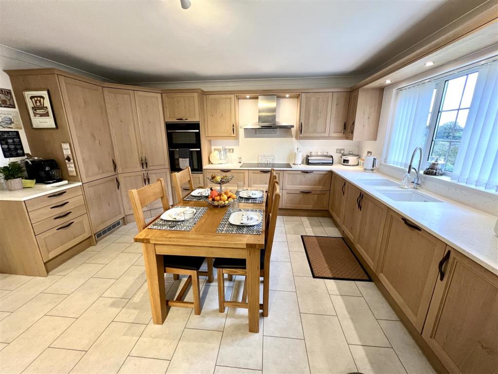 KITCHEN/BREAKFAST ROOM
