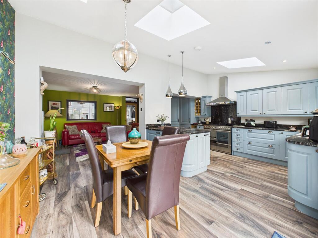 Lounge/dining area: