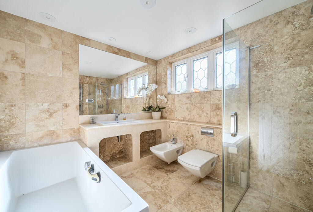 1360883-6-68dc09e...