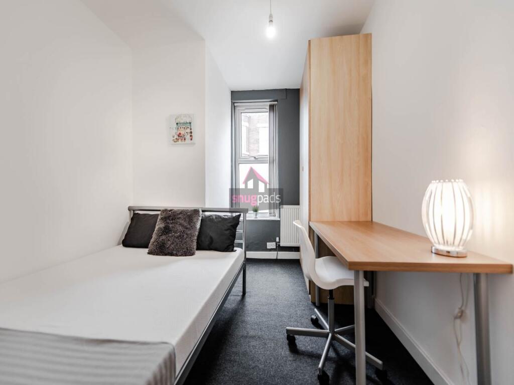 A neat and well-maintained single bedroom featu...