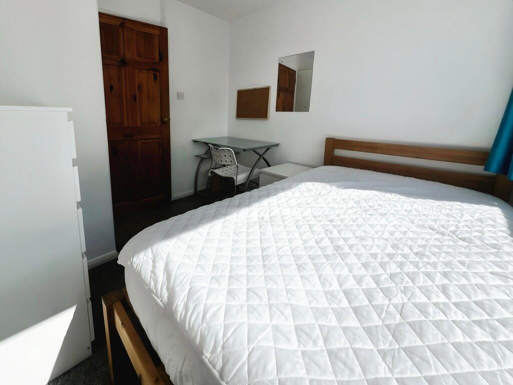 e1e120ce-bedroom ...