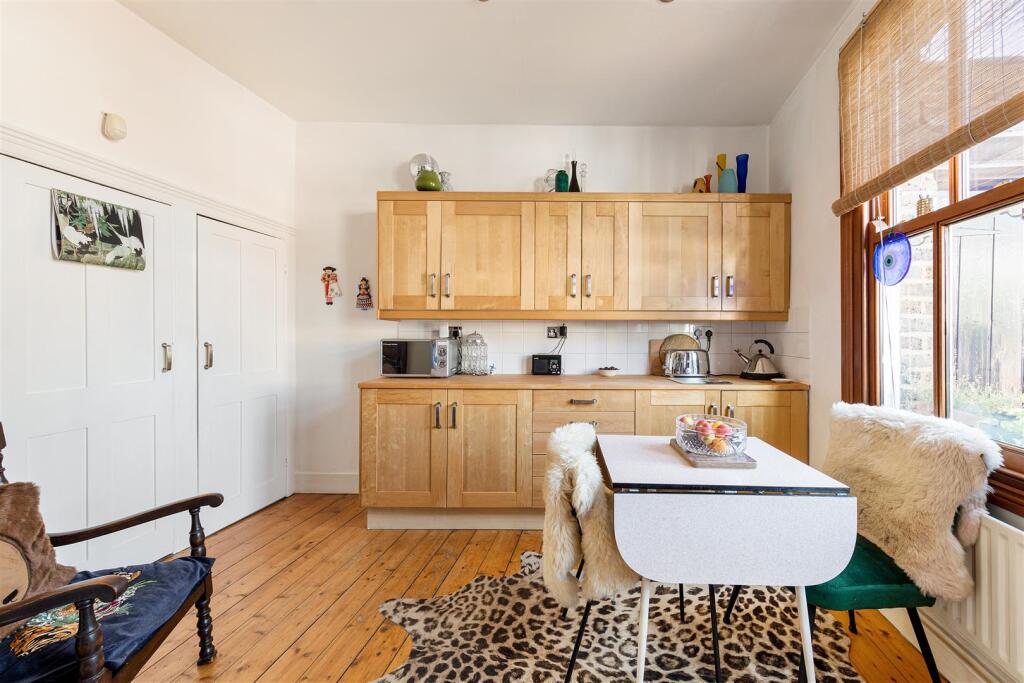 Century Road E17