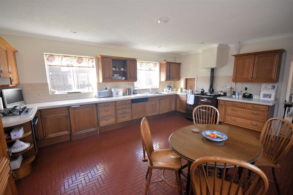 Kitchen 2.jpg