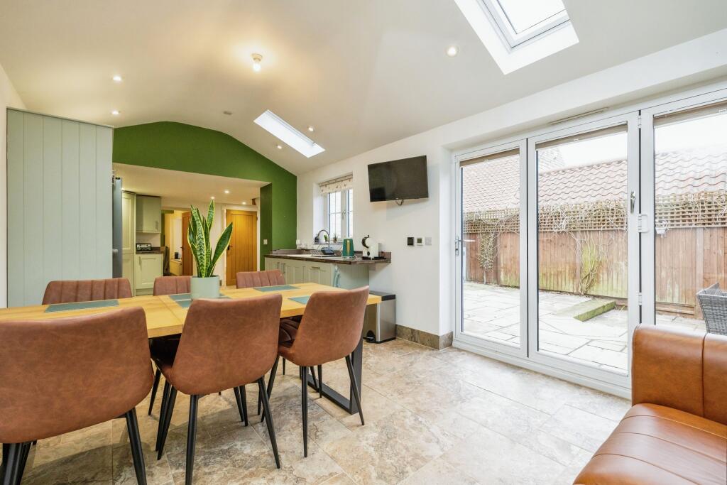 Kitchen/dining/living space