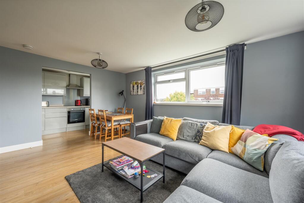 Lynwood Close, E18