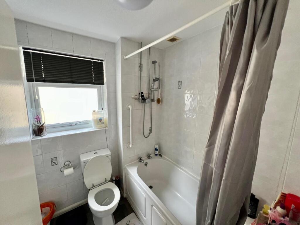 8 Torchacre Rise - Bathroom.jpg