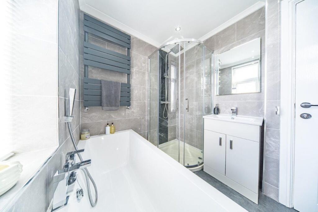 1 Longview Drive bathroom 2.jpg