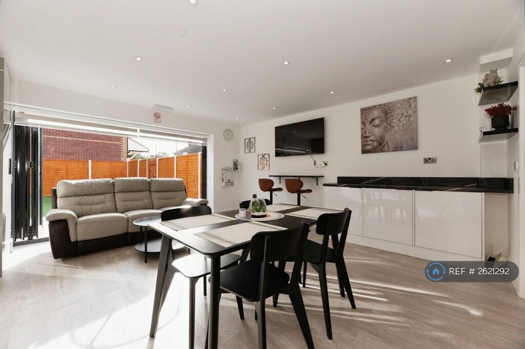 Kitchen / Living Area