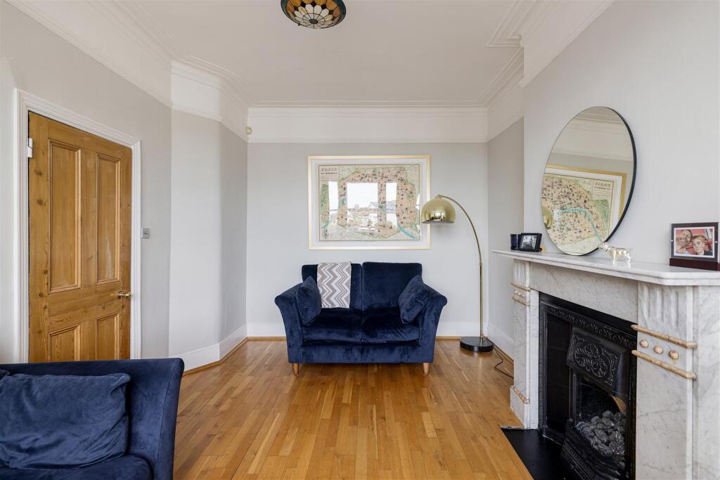 St. Albans Crescent, IG8