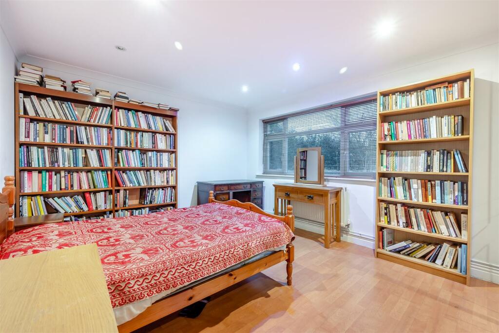 8582899-interior30.jpg