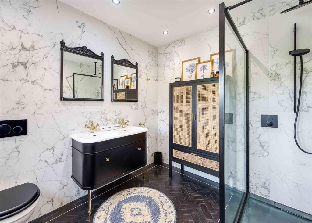 34 Post Office Road-bed1 ensuite.jpg