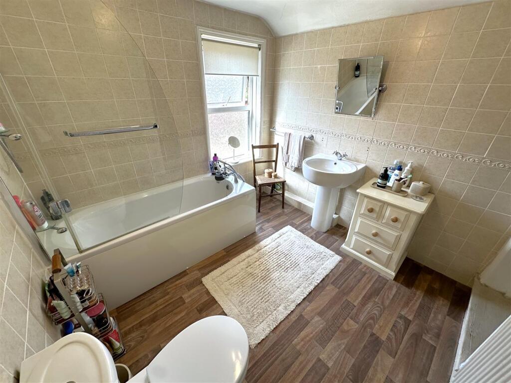 Generous Bathroom 295