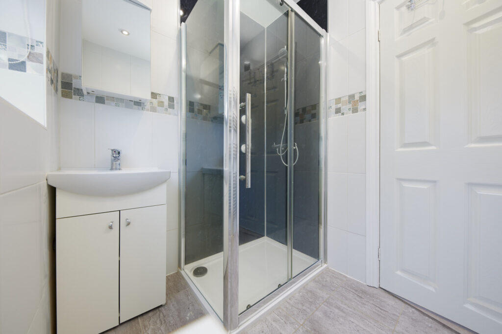 Carlton Bathroom1