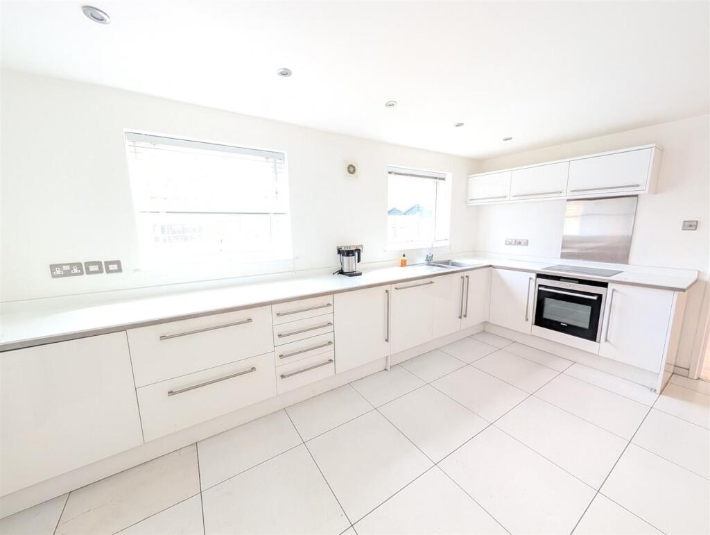 Breakfast Kitchen b.jpg