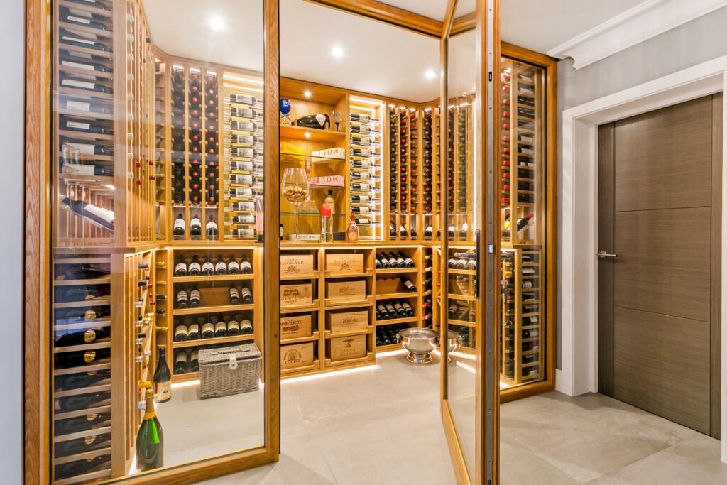 16 Woodhill Avenu...