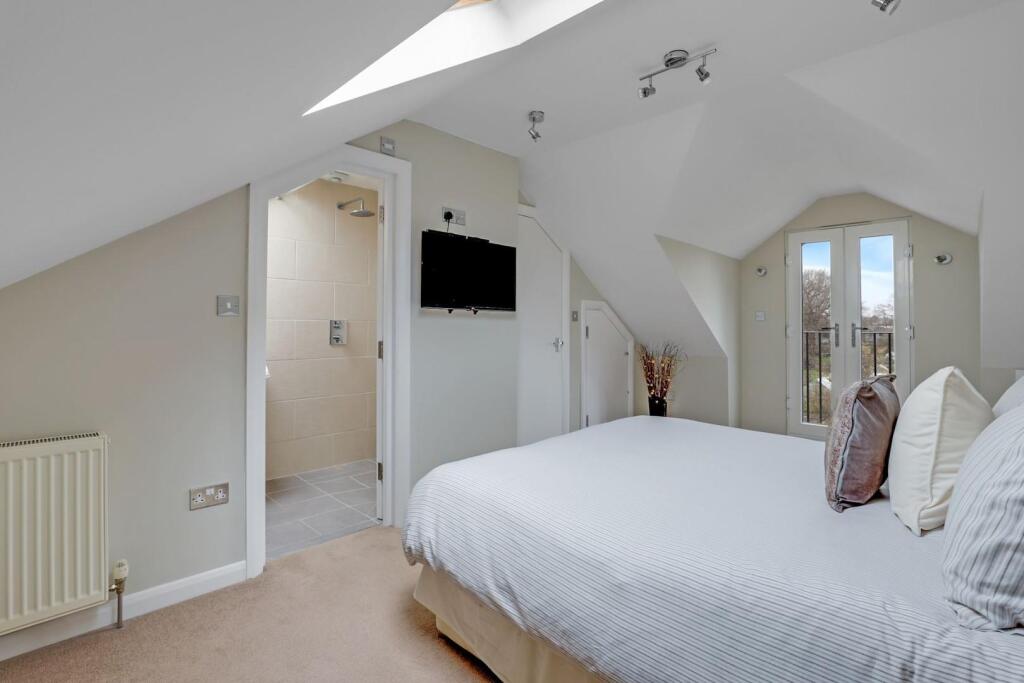 13-e256JHPropWpen - 44 Avenue Road - 37-medium.jpg