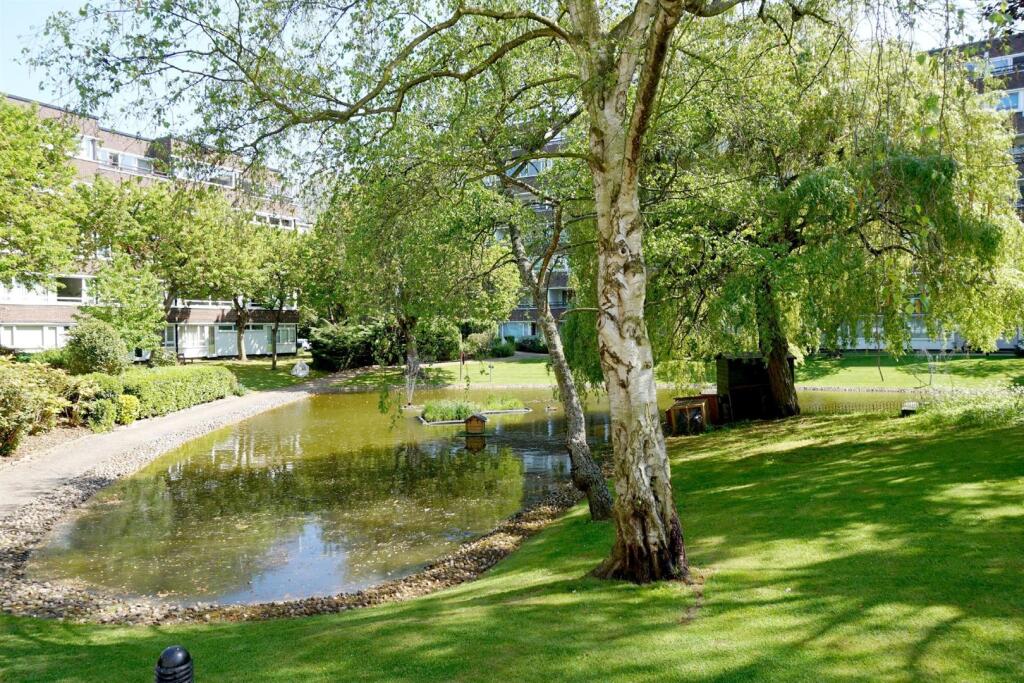 COMMUNAL GROUNDS