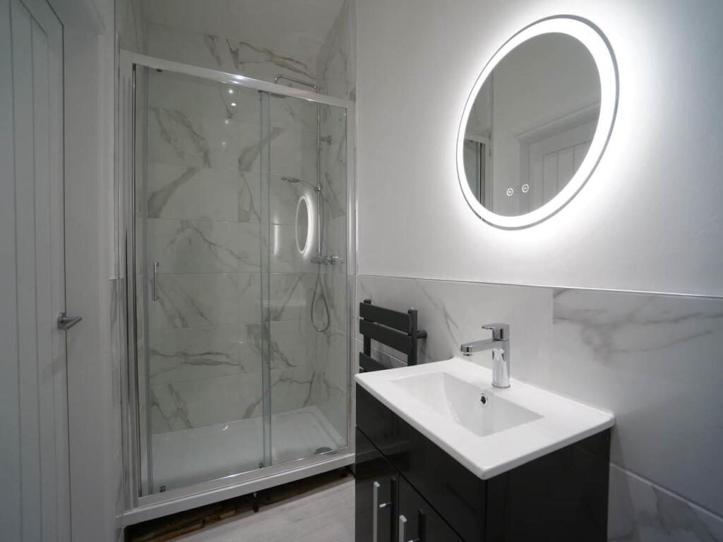 Bedroom 3 Ensuite.JPG
