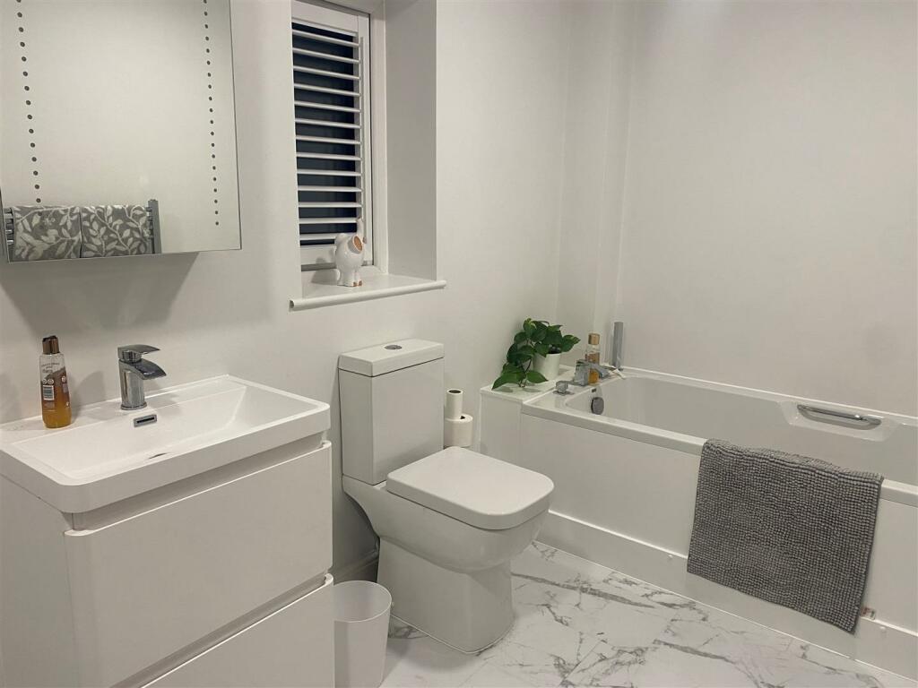 En-Suite Bathroom