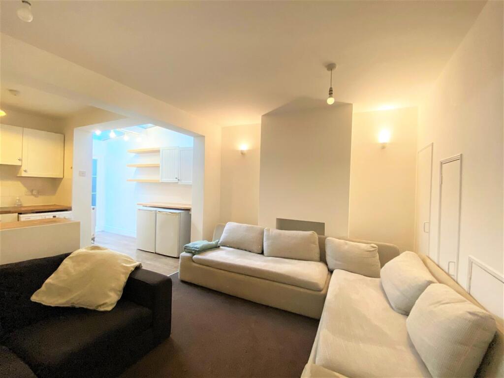 4 Kingsbury St loungekitch.jpeg