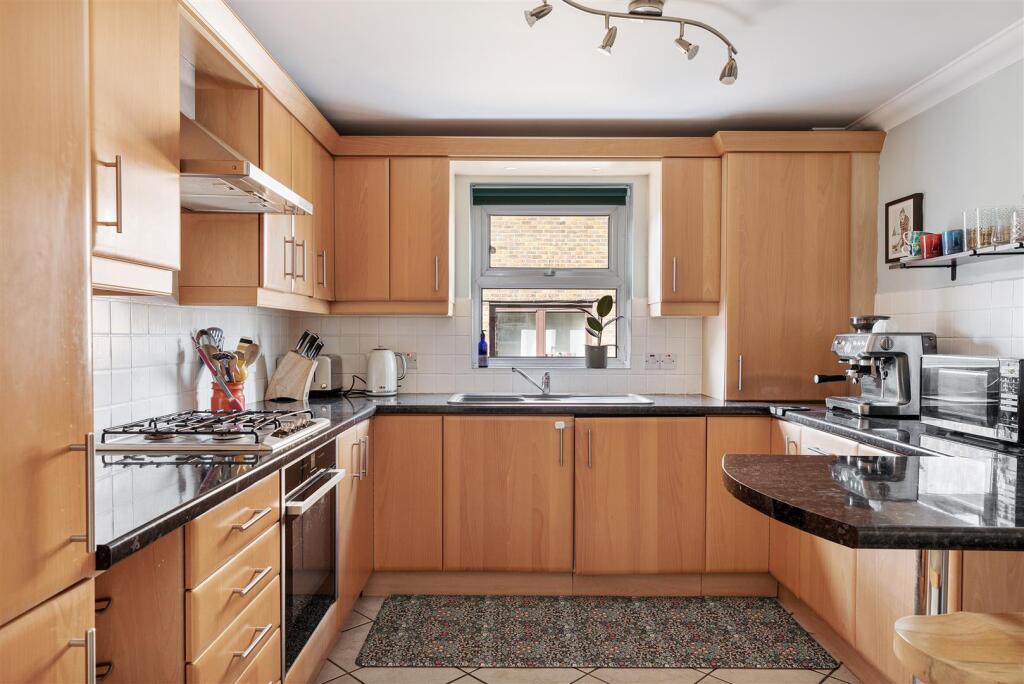 Churchfields, E18