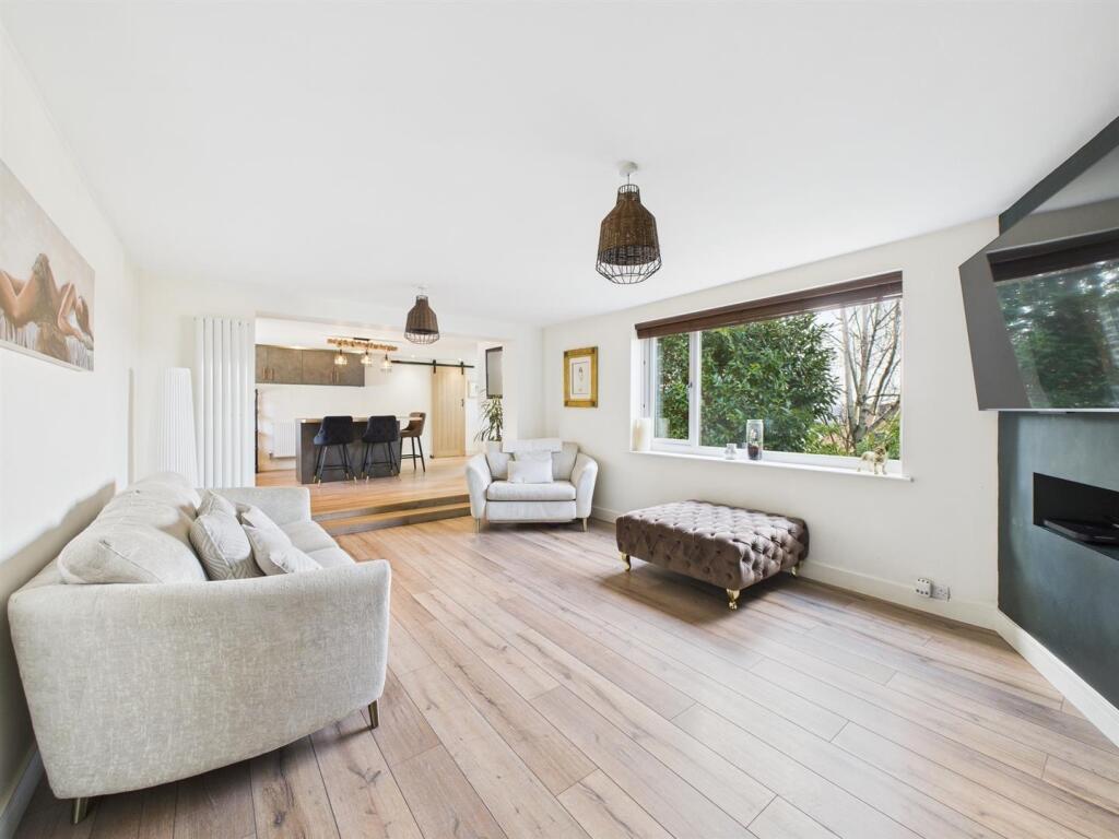 Open Plan Lounge/Dining Area