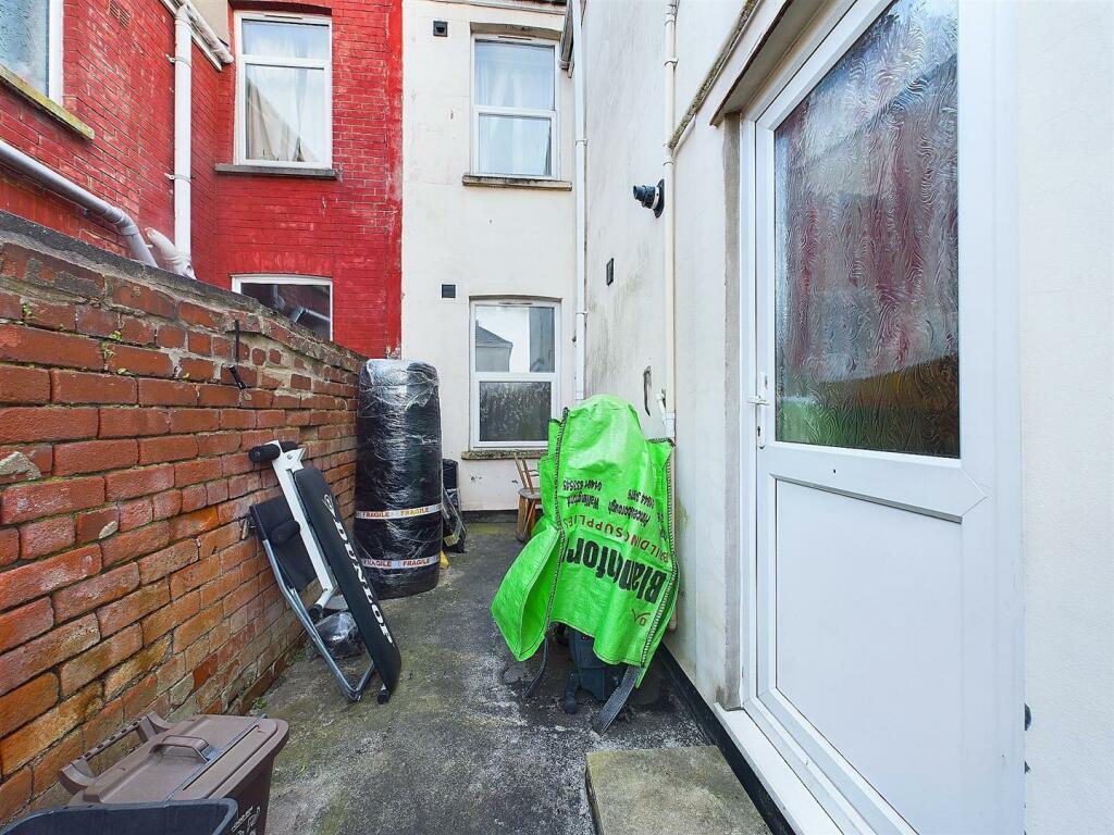 9 - Studio Flat In Avonmouth.jpg