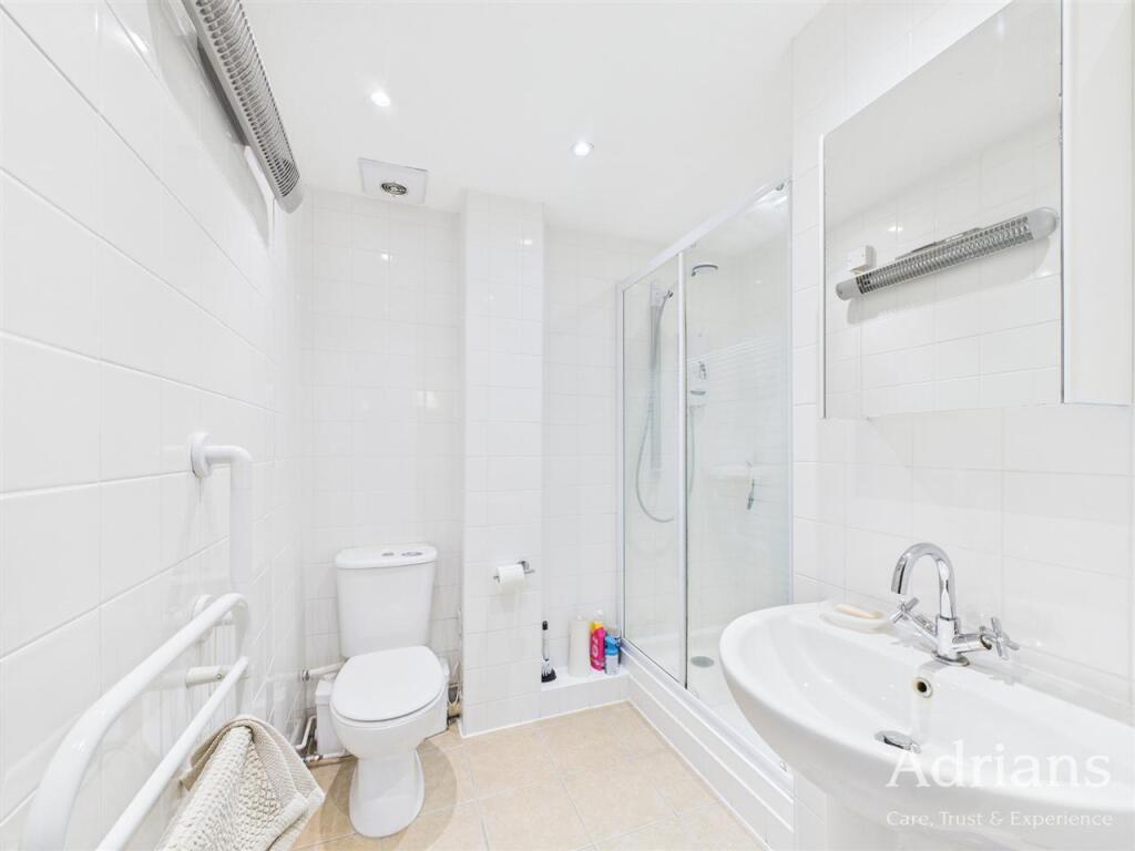 EN-SUITE SHOWER ROOM