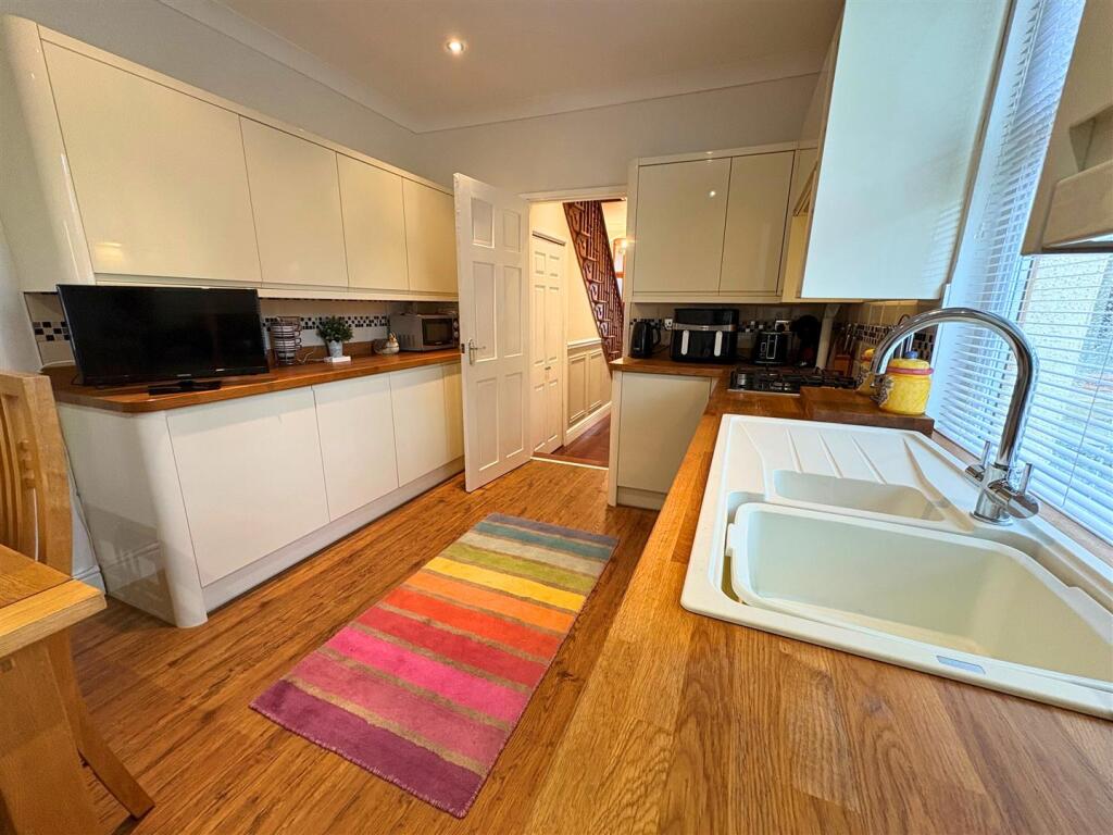 Kitchen f (edit).jpg