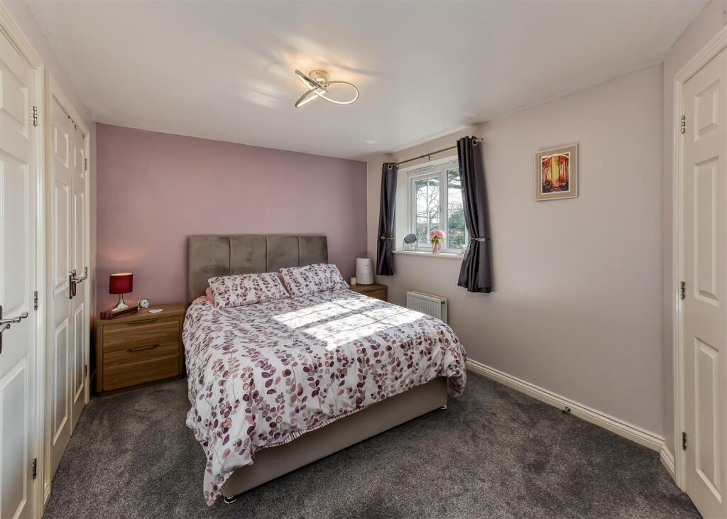 8 Oaklands-Bedroom 1.jpg