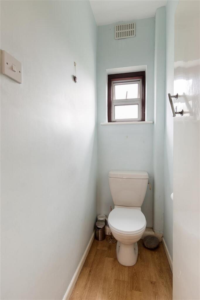 South View Drive, E18
