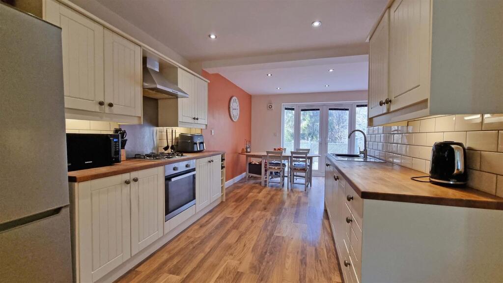 MODERN EXTENDED KITCHEN DINER