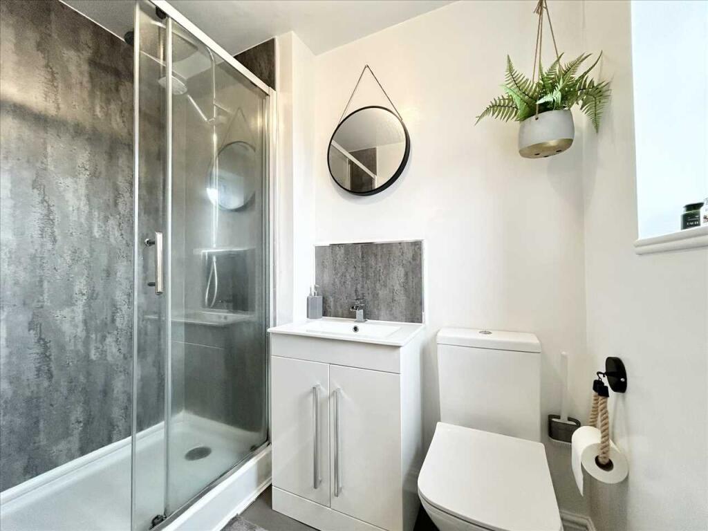 EN-SUITE SHOWER ROOM